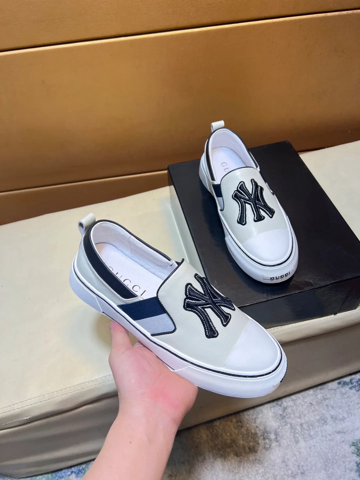 Modern style sports men's shoes