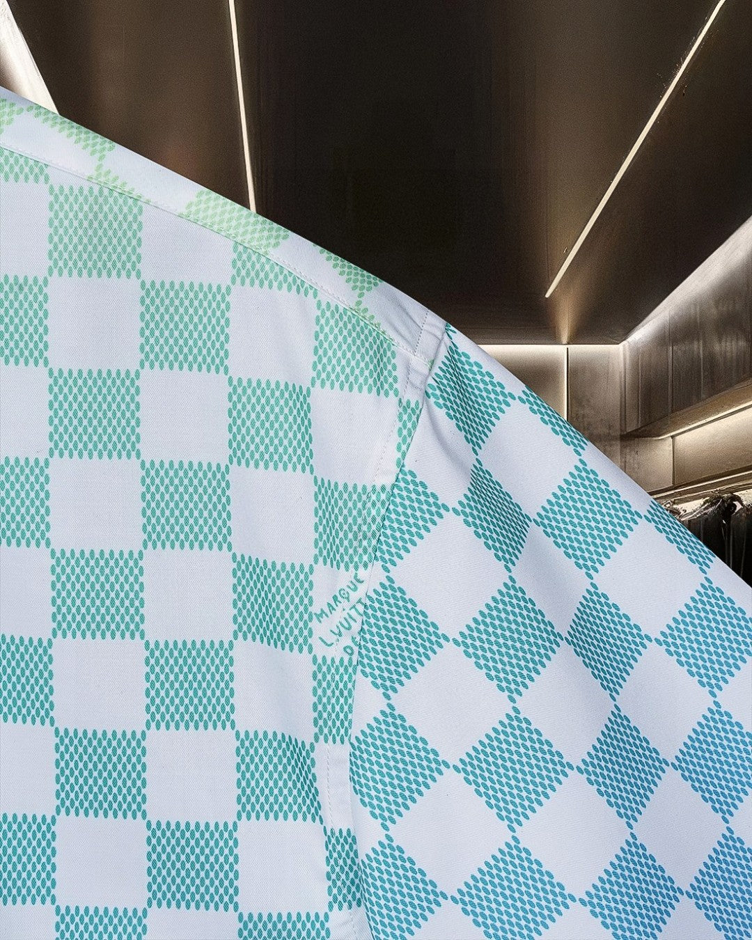 Gradient checkerboard digital printed short sleeved shirt