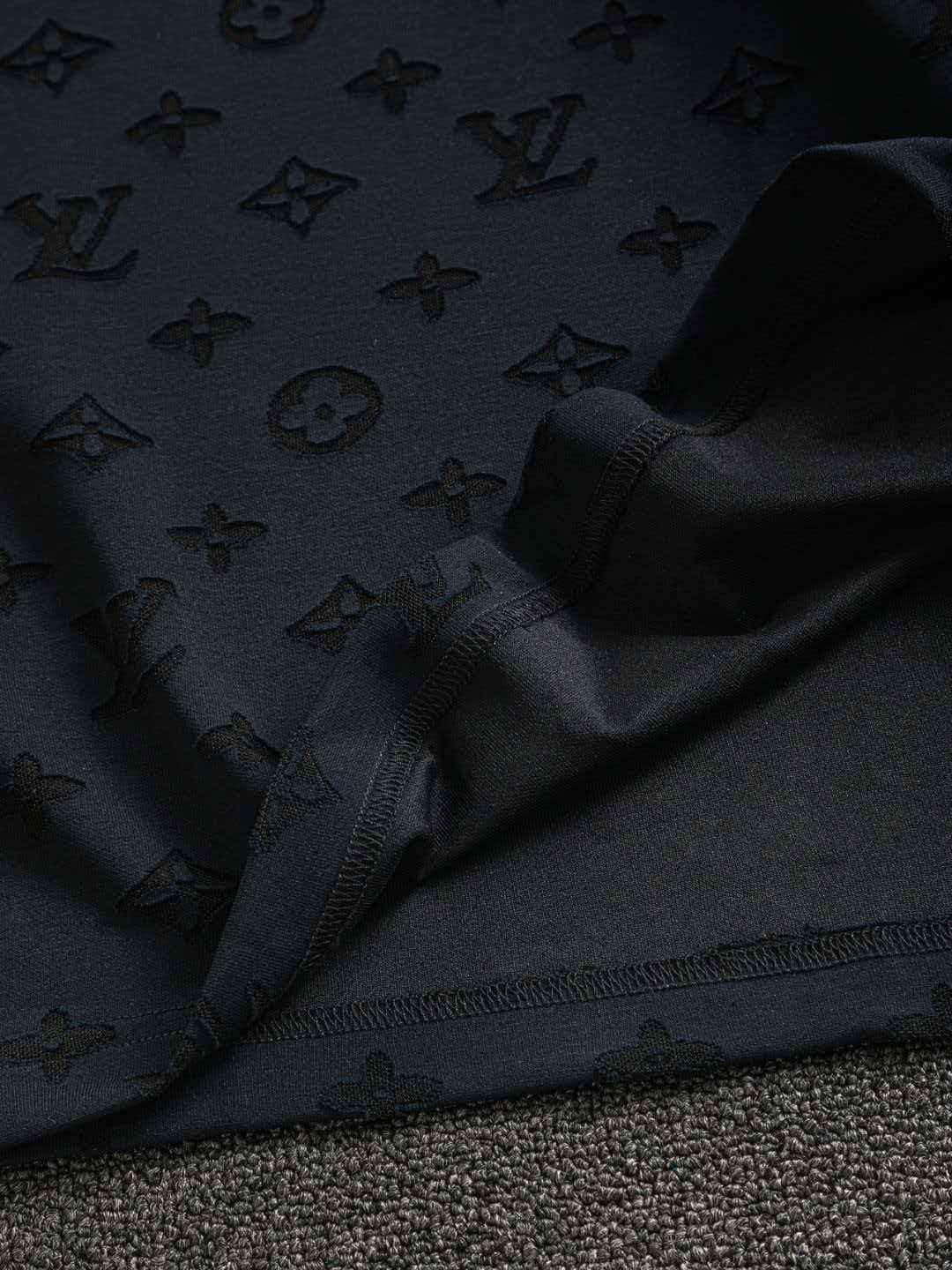 Full cut burnt letters short sleeved slightly wide