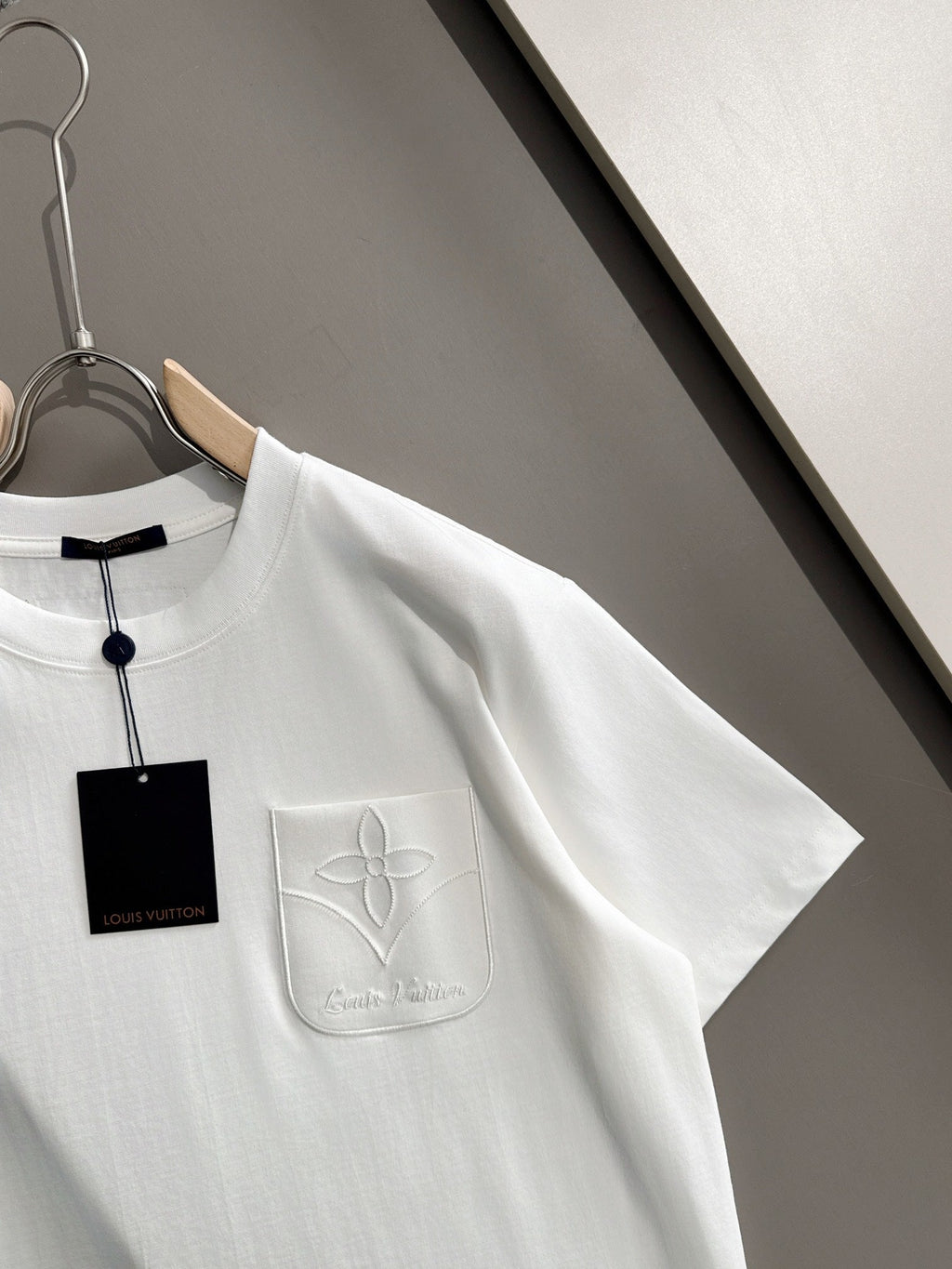 Embroidered clover letter logo short sleeved t-shirt