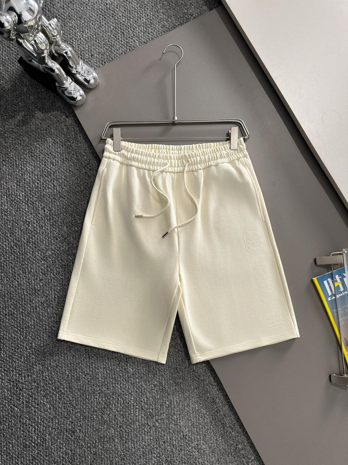 Front grain embroidered logo casual shorts