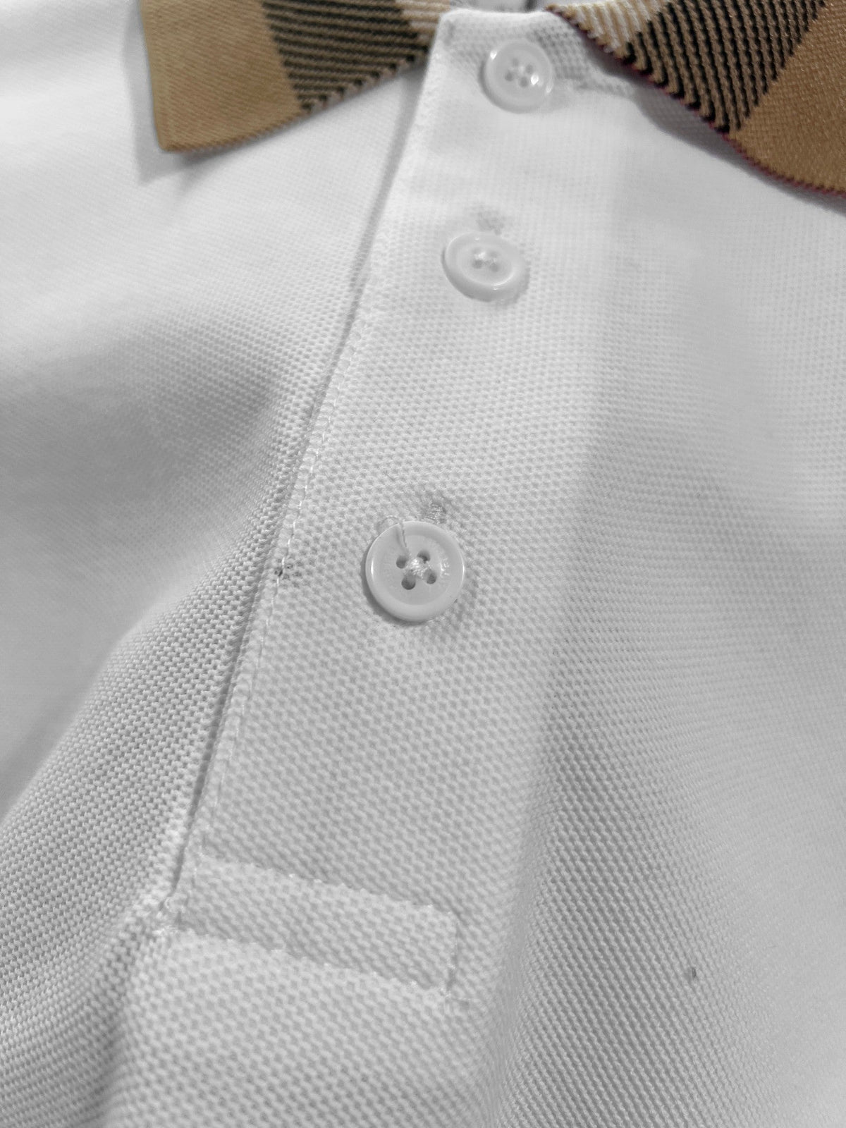 Minimally spliced contrasting plaid collar with letter polo shirt