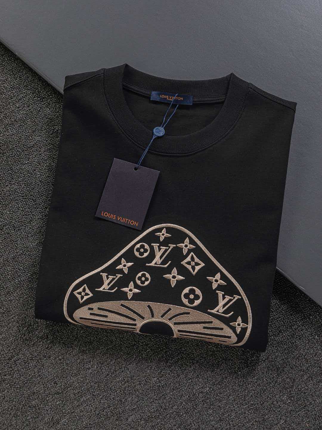 Mushroom on the chest 🍄 inlaid 🪡 Embroidered logo round neck short sleeved T-shirt