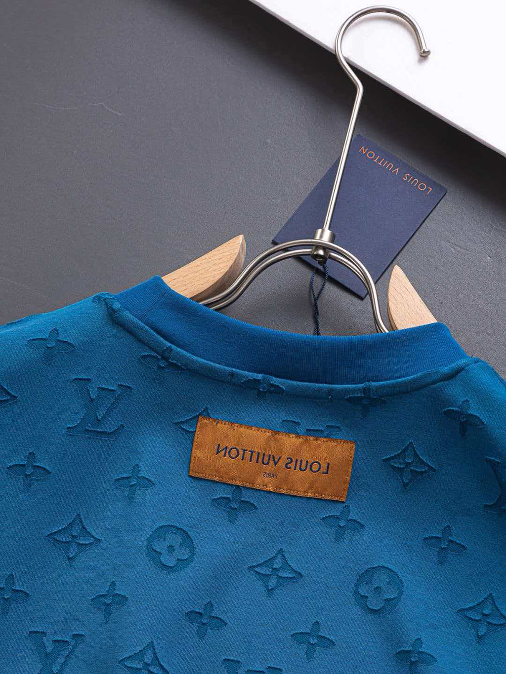 Full cut burnt letters short sleeved slightly wide