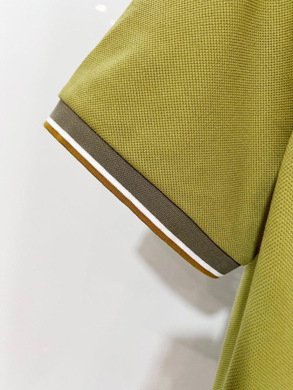 Color blocked flat machine collar with dark embroidery letters polo shirt