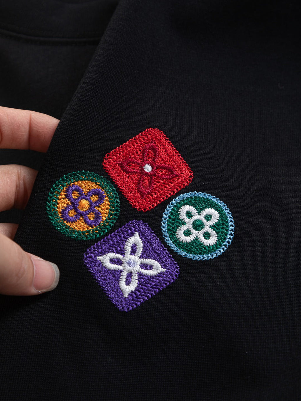 Four leaf clover embroidered round neck T-shirt