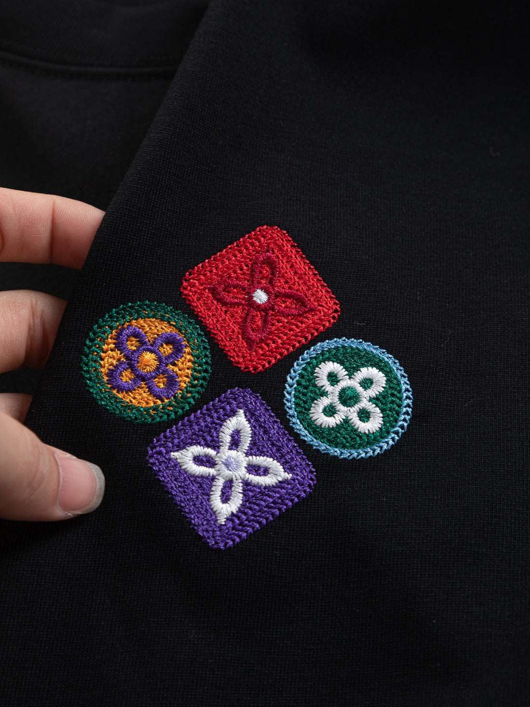 Four leaf clover embroidered round neck T-shirt