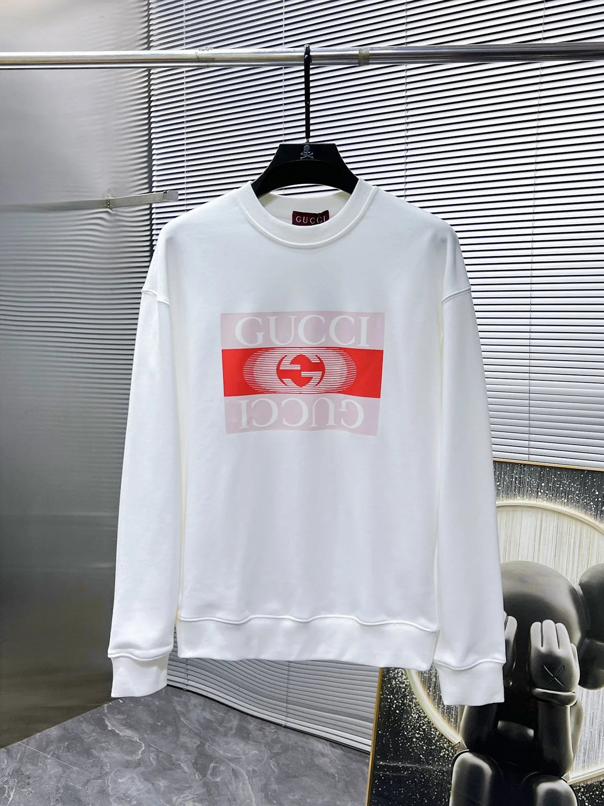 New long sleeved round neck sweatshirt