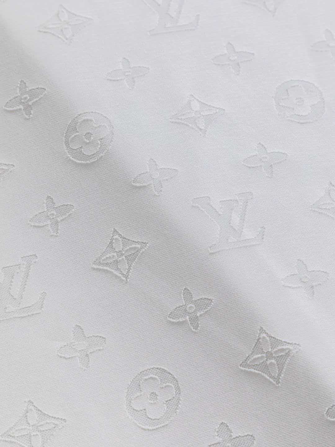 Full cut burnt letters short sleeved slightly wide