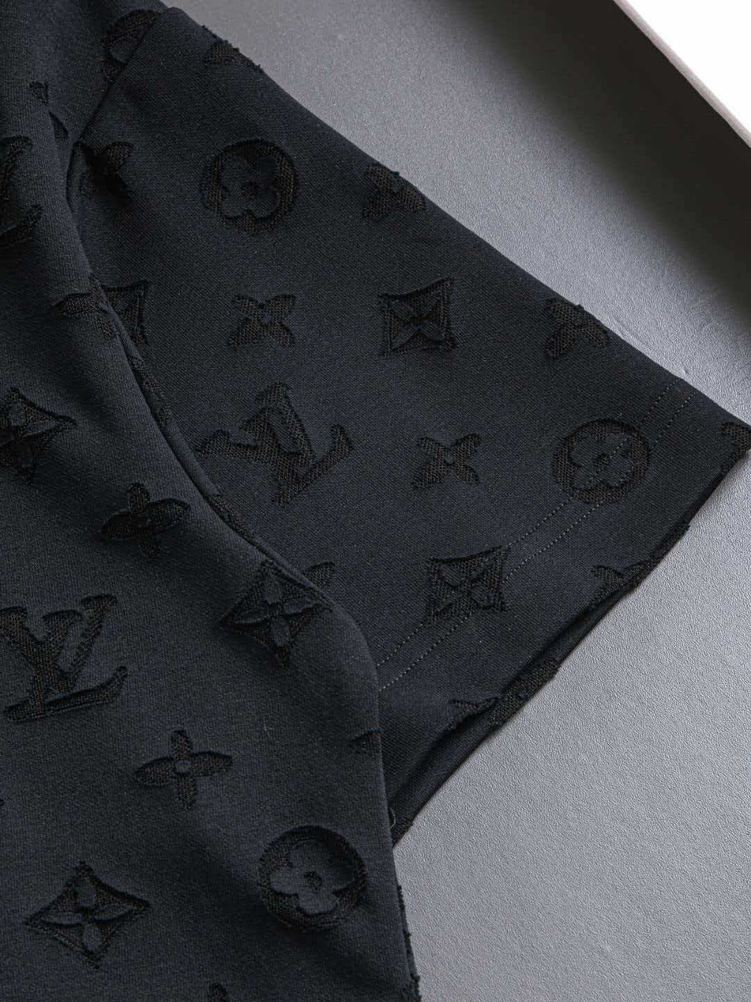 Full cut burnt letters short sleeved slightly wide