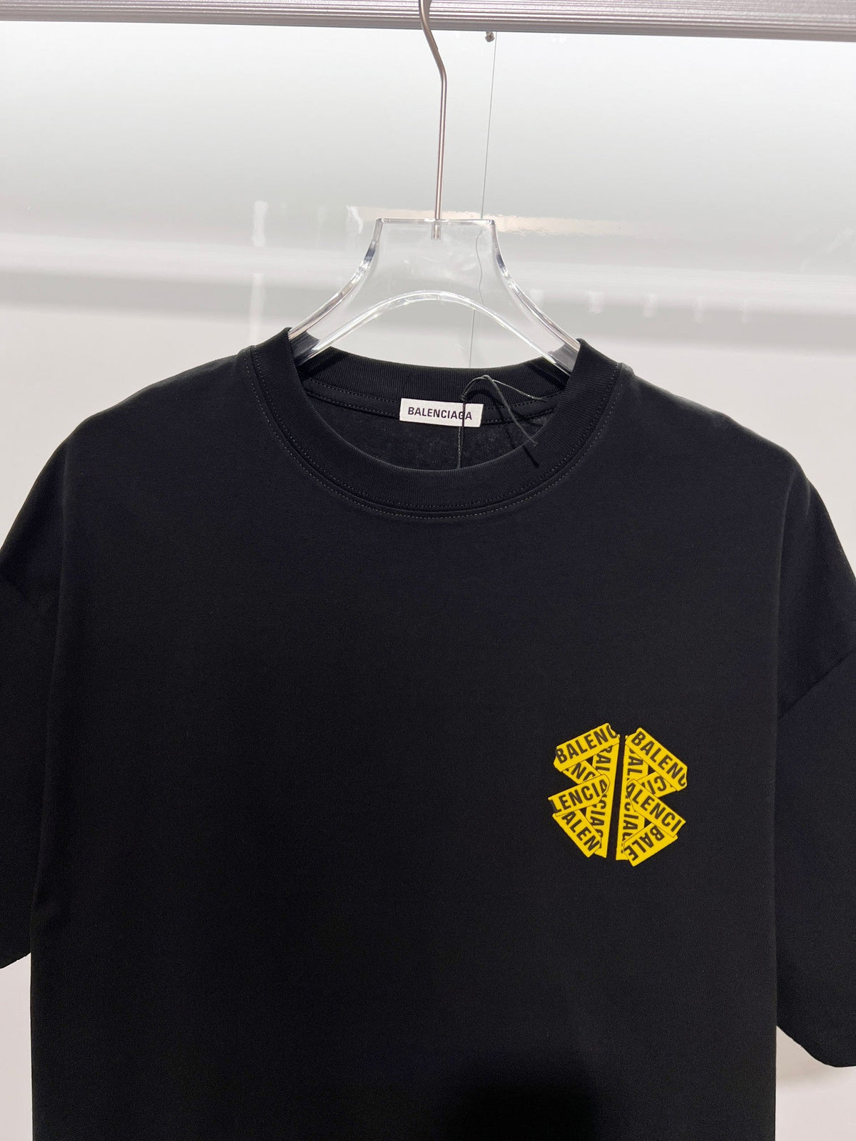 Chest patch splicing yellow adhesive tape offset letter round neck T-shirt