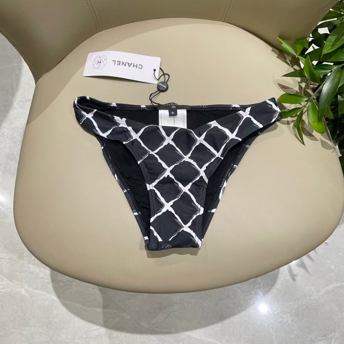 New quick drying elastic swimsuit