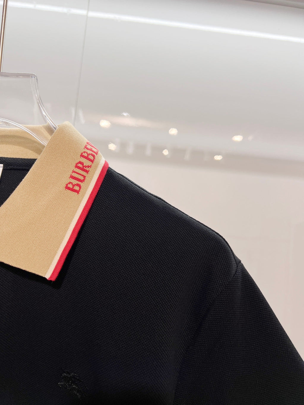 Color blocked flat machine collar with dark embroidery letters polo shirt