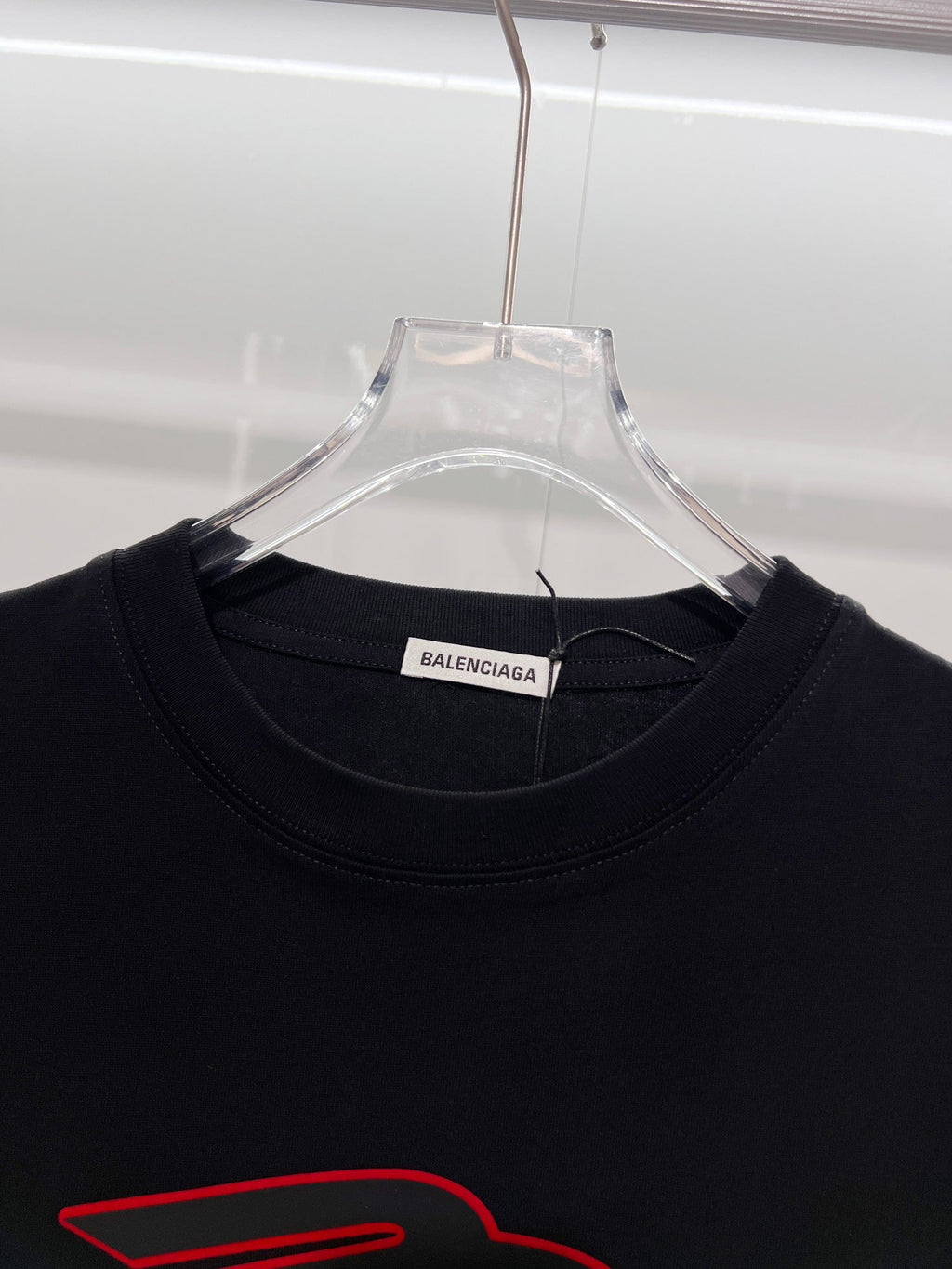 Color blocked M offset letter round neck T-shirt