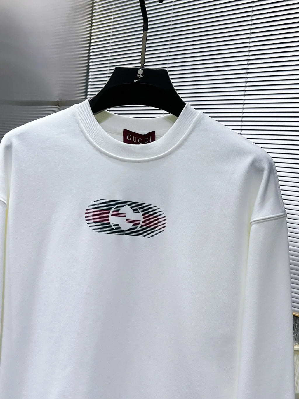 New long sleeved round neck sweatshirt