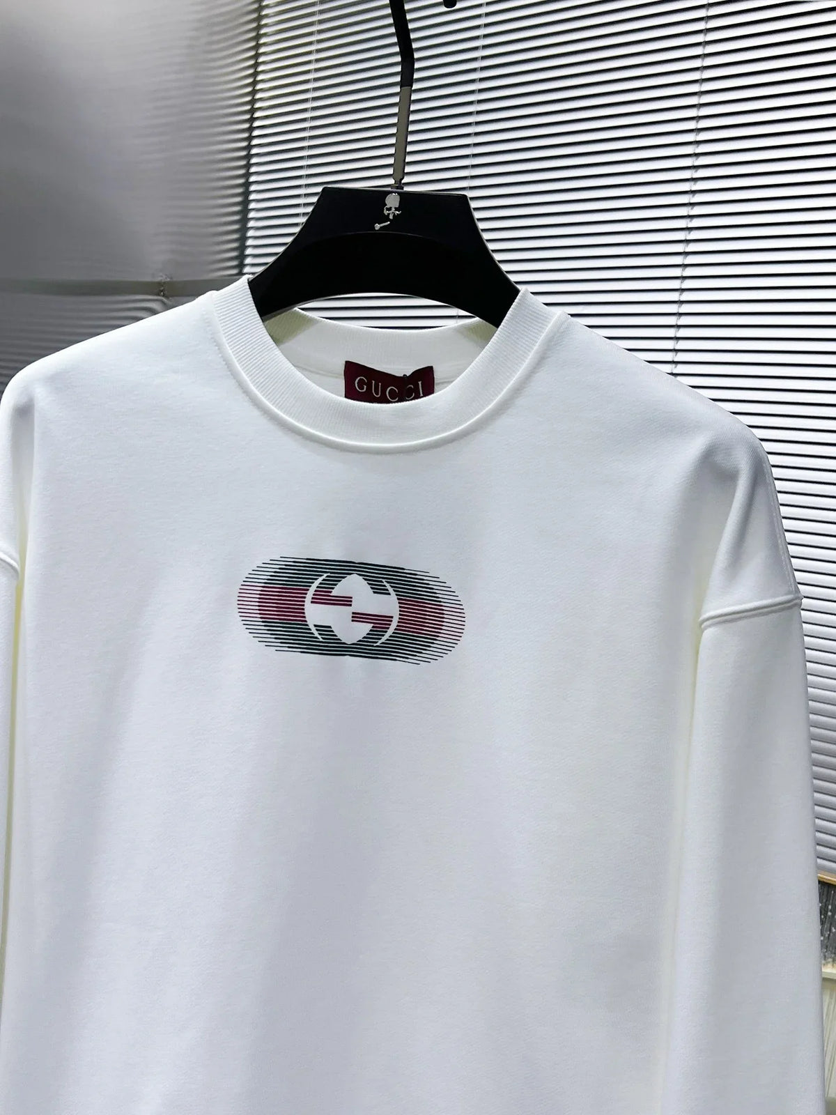 New long sleeved round neck sweatshirt