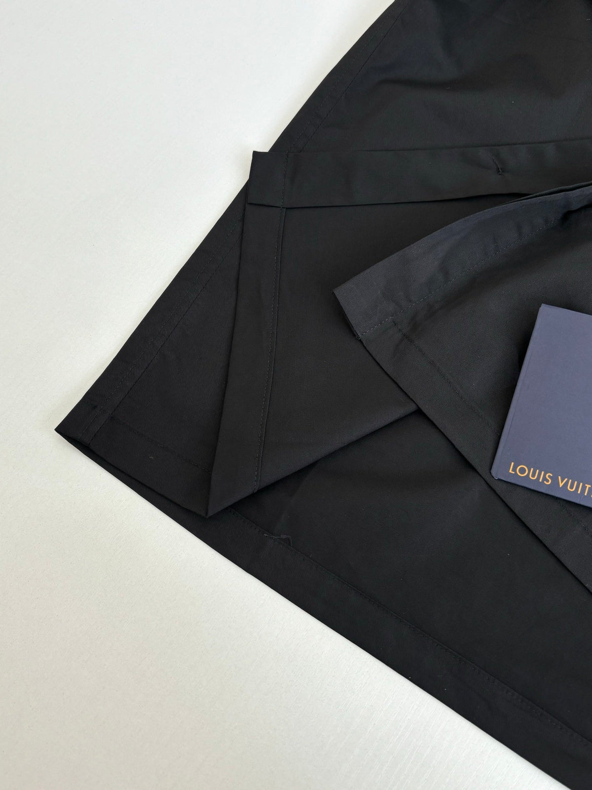 The embossed pocket lapel short sleeved shirt