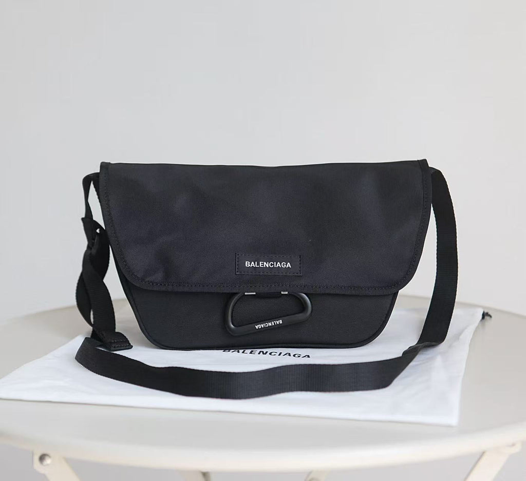 Velcro mountain buckle shoulder bag