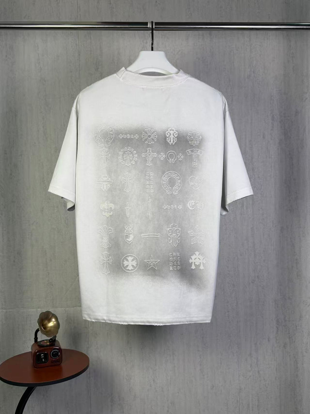 Burnt flower sticker embroidered round neck short sleeved T-shirt