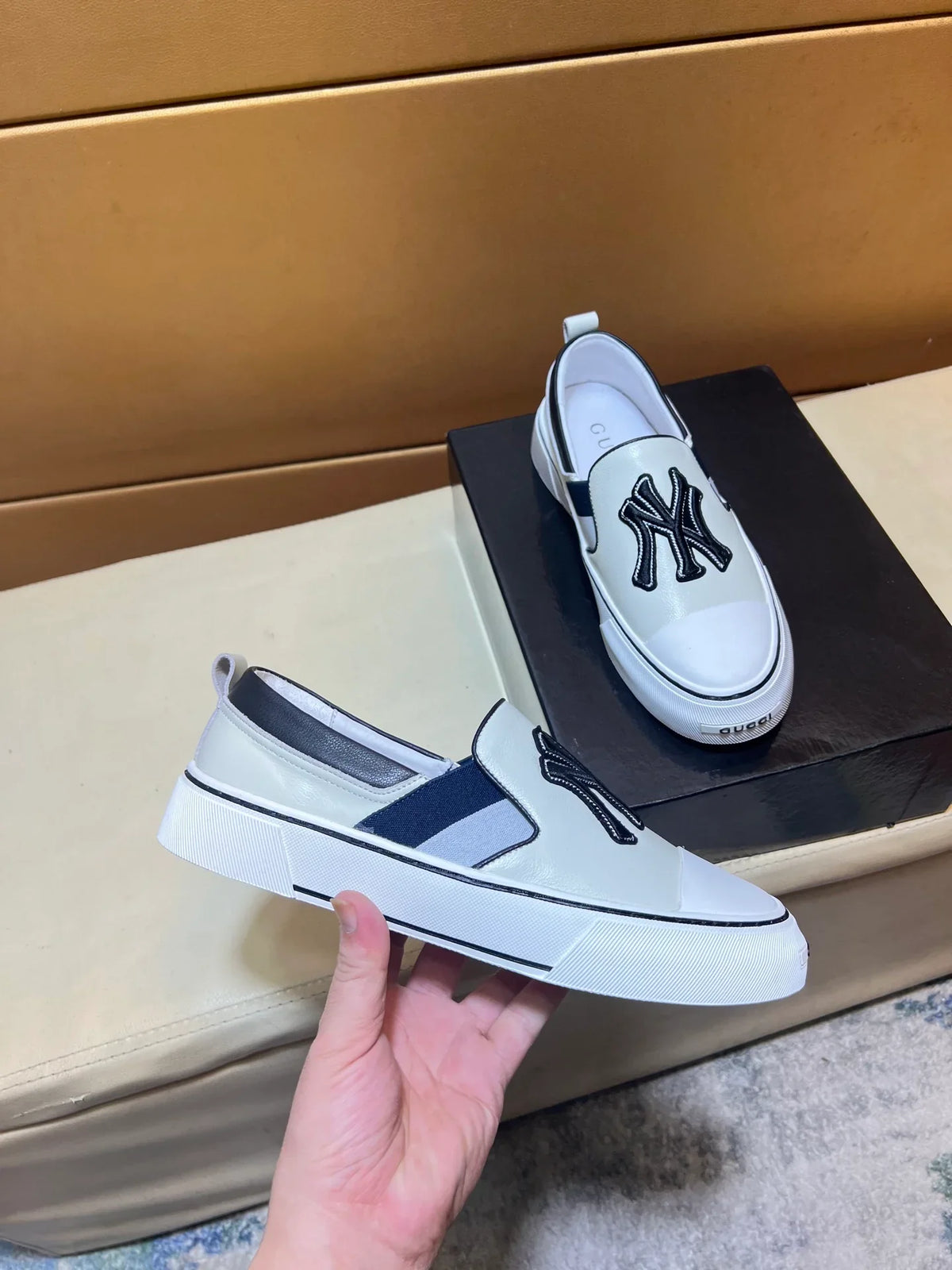 Modern style sports men's shoes