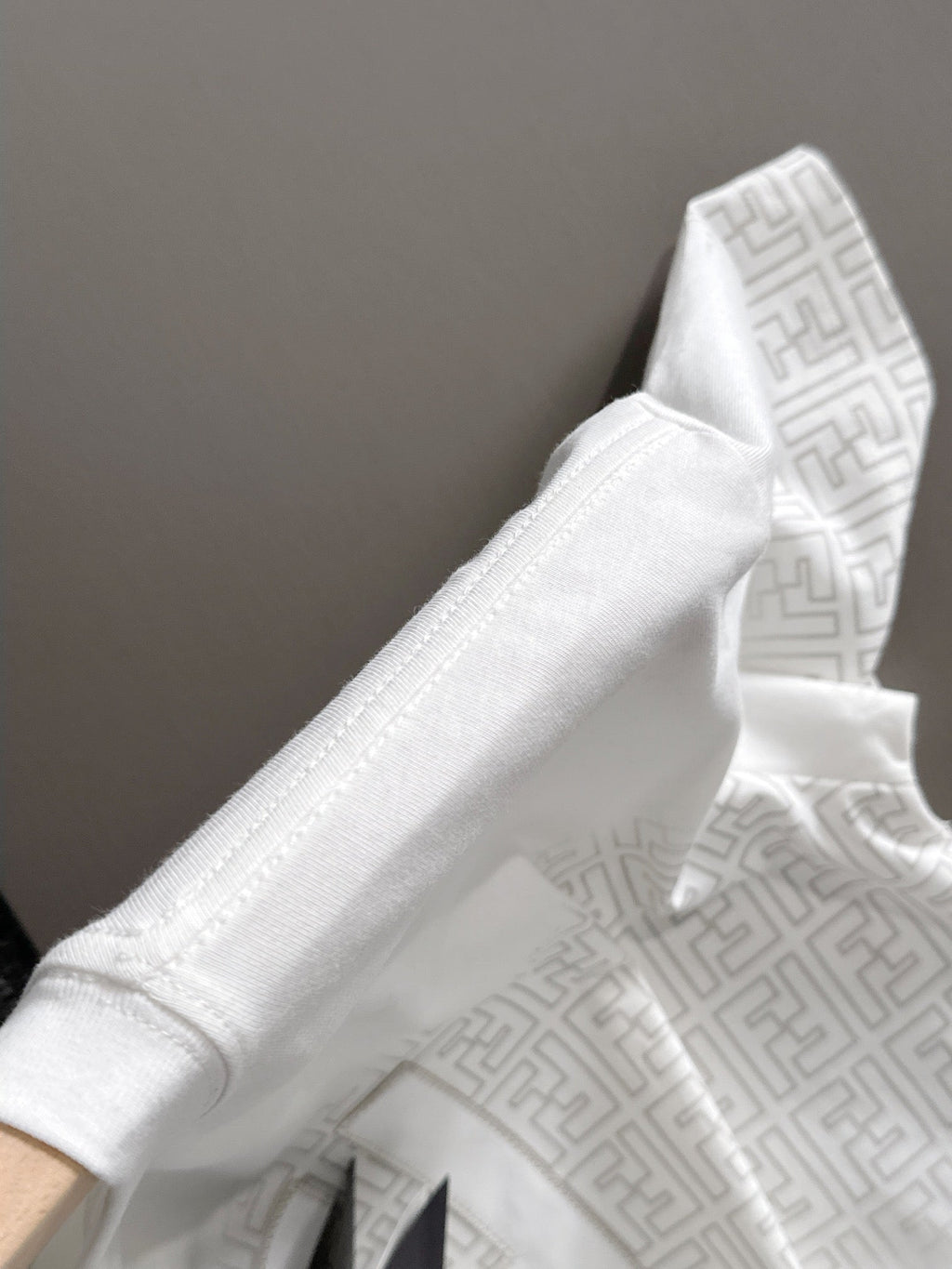 Leather granule embroidered letter short sleeved t-shirt