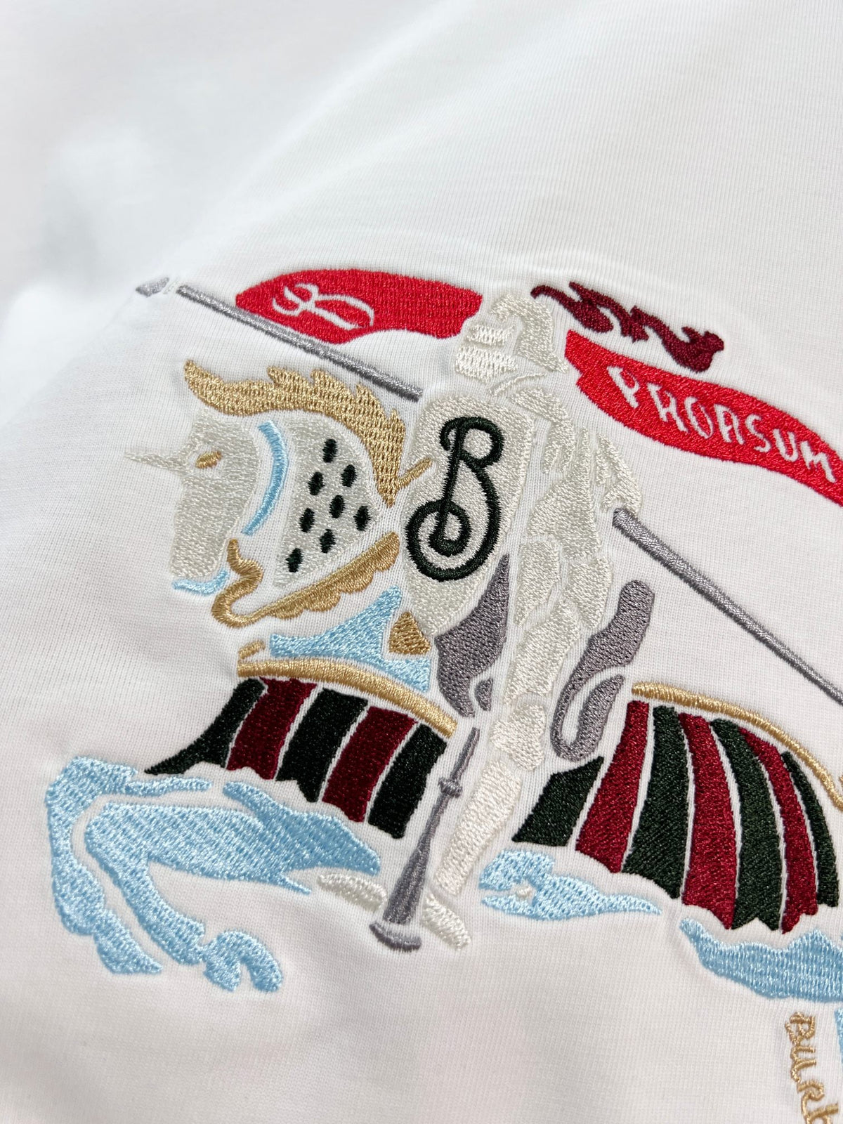 New color blocked ten thousand needle embroidered letter short sleeved shirt