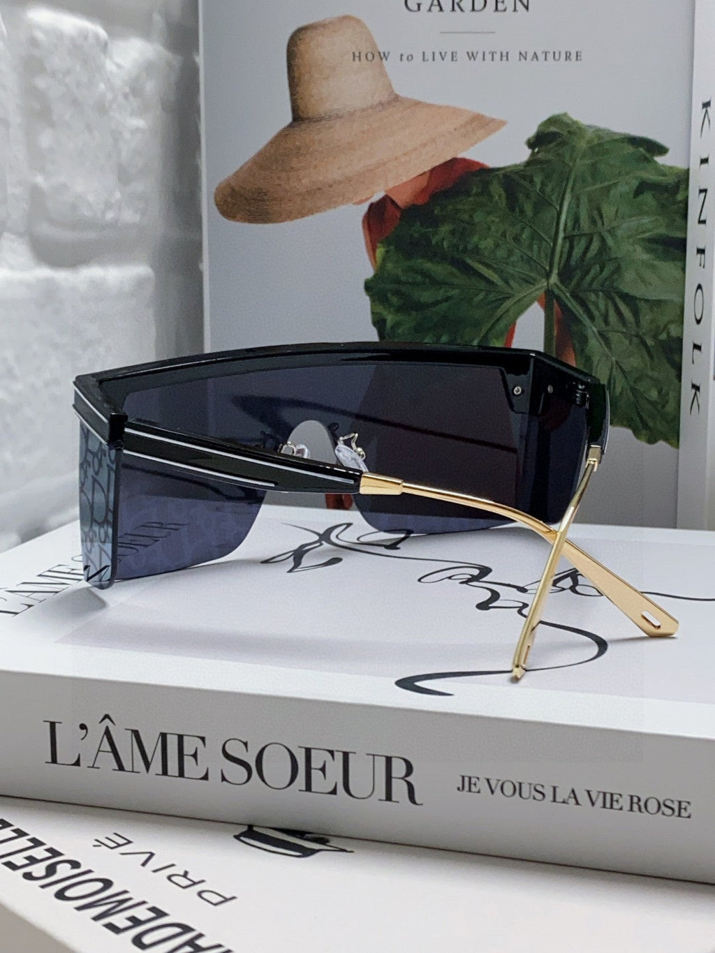Large frame letter logo fashionable sunglasses