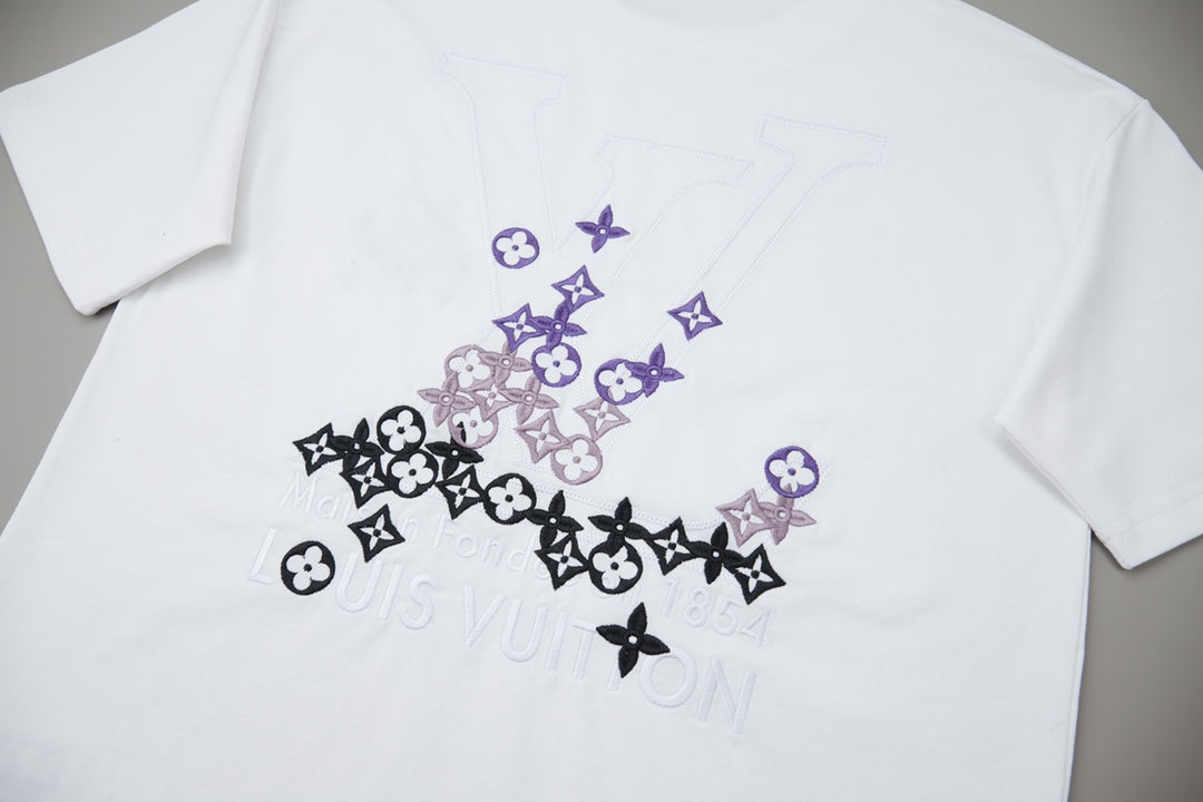 Contrast embroidered T-shirt