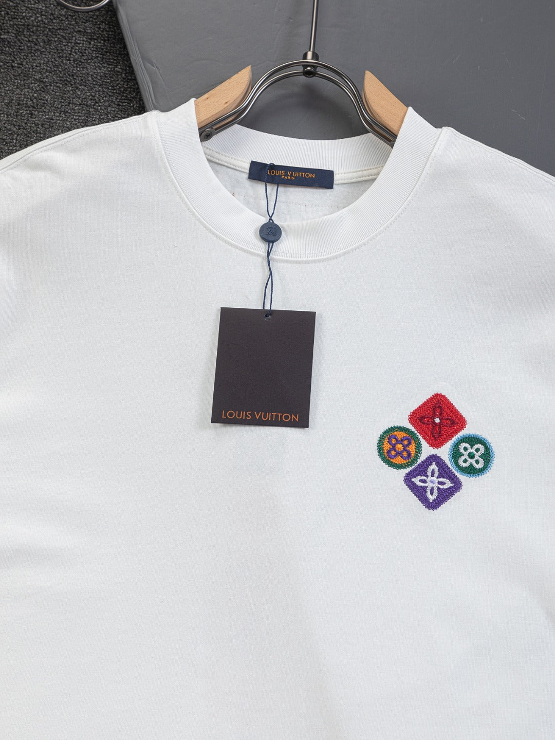 Four leaf clover embroidered round neck T-shirt