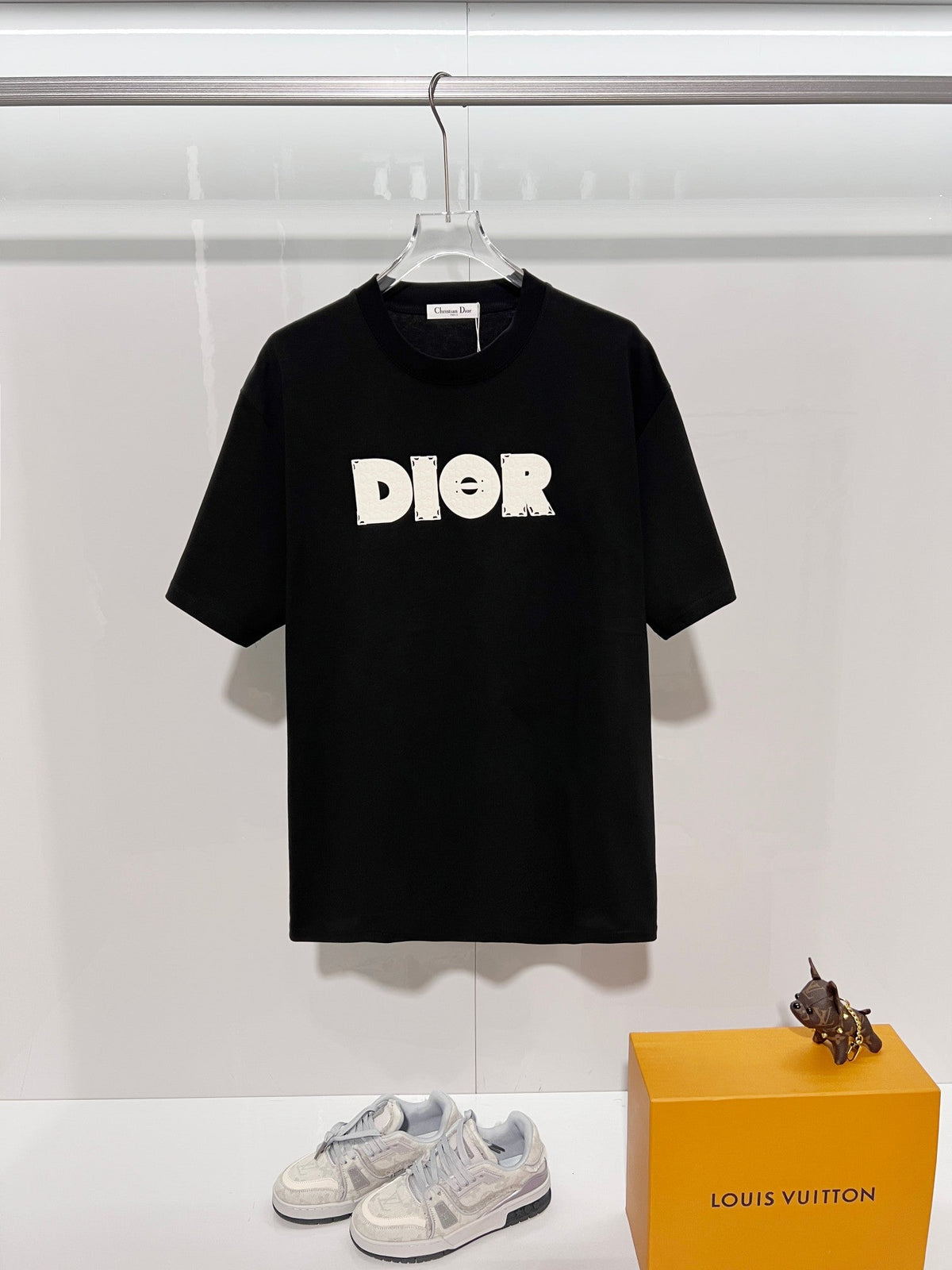 Solid color three-dimensional raised offset letter round neck T-shirt