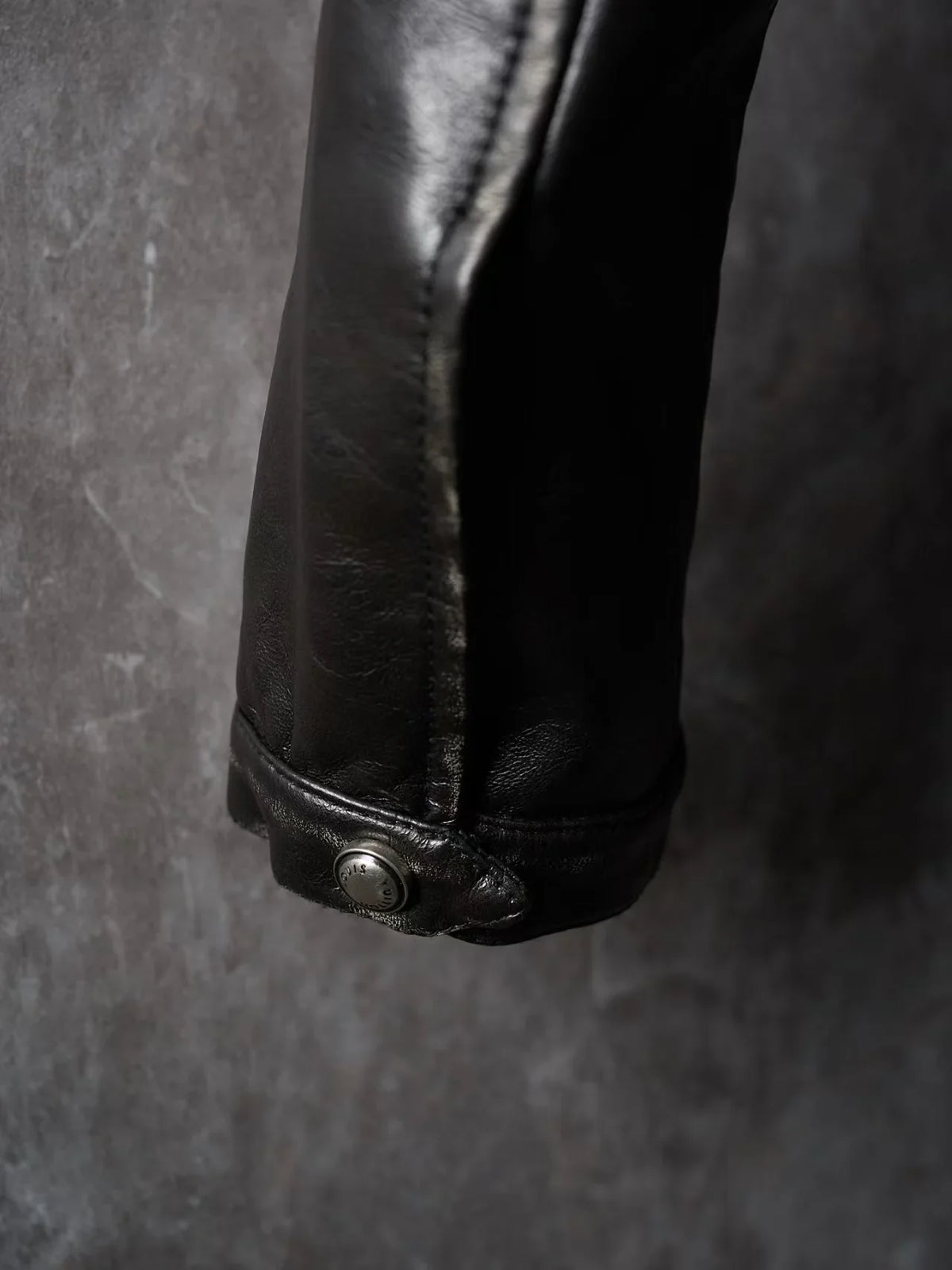 V-neck diagonal zipper used leather jacket