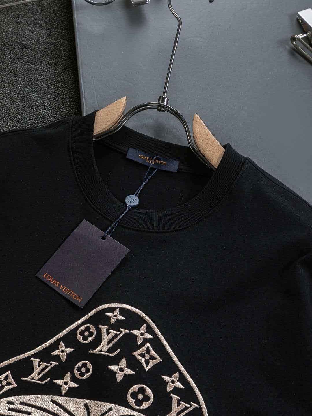 Mushroom on the chest 🍄 inlaid 🪡 Embroidered logo round neck short sleeved T-shirt