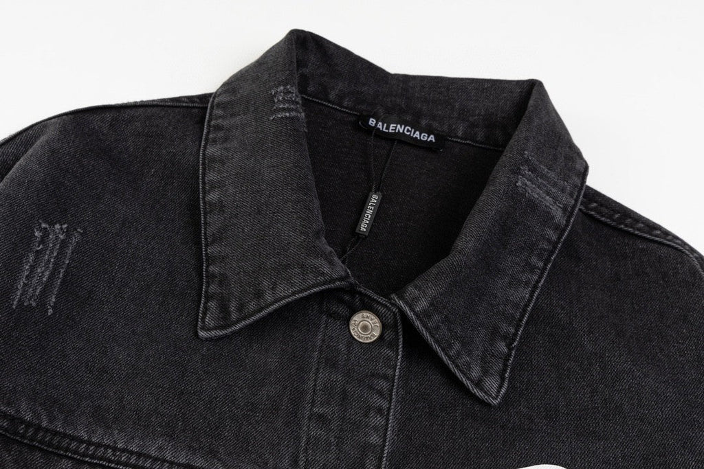 Heavy industry washing and grinding to make old denim jackets