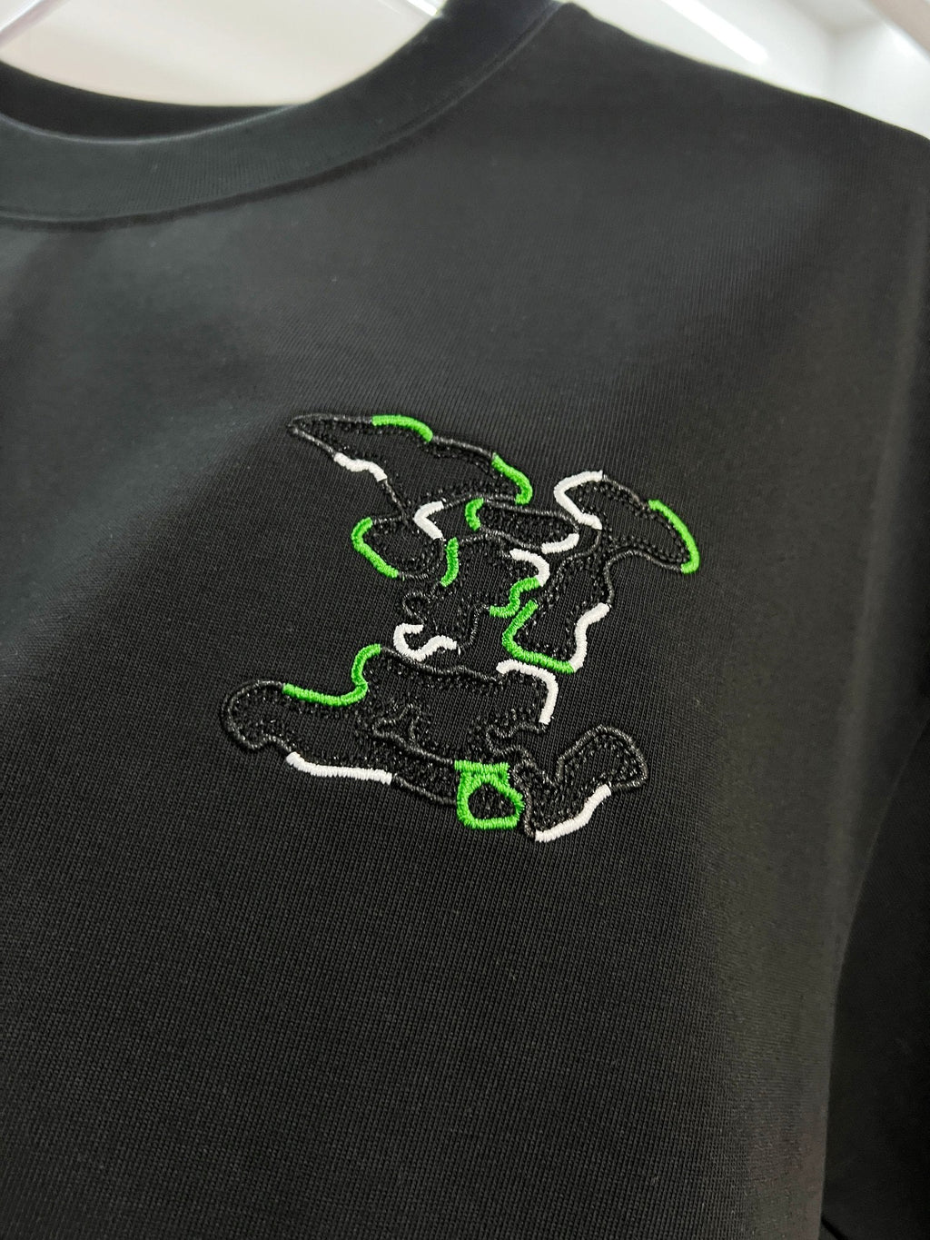 Front and back color blocked embroidered T-shirt with ten thousand stitches