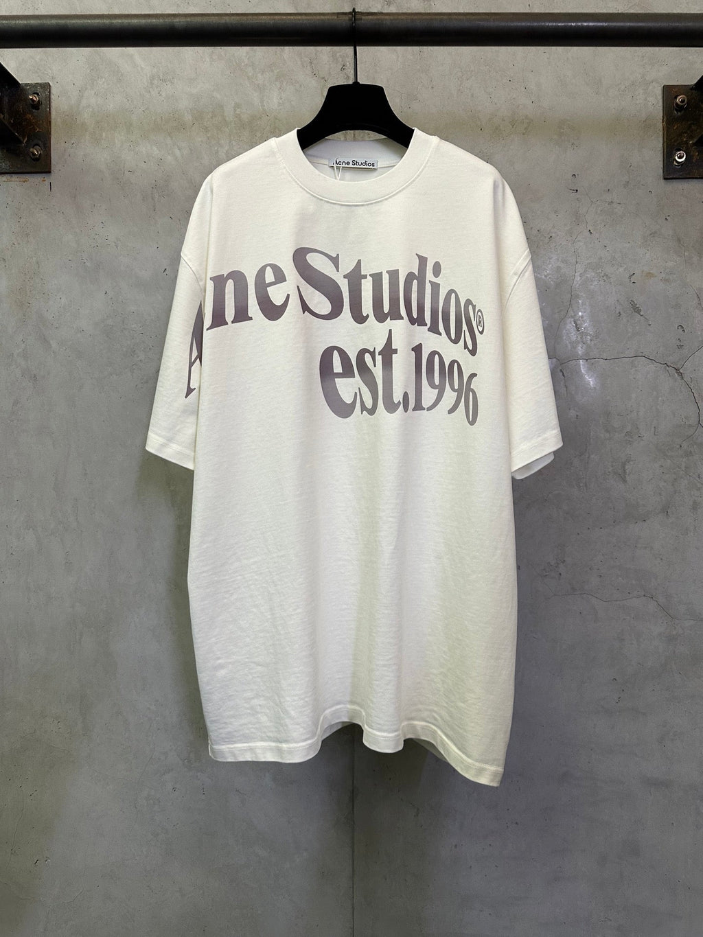 Large letter logo short sleeved T-shirt