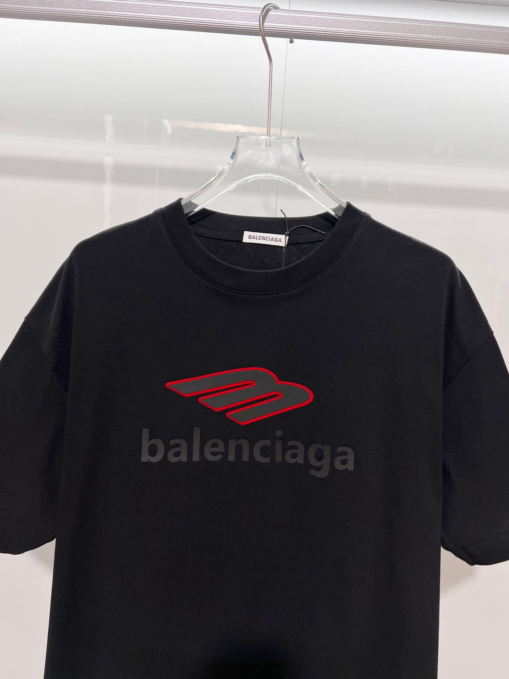 Color blocked M offset letter round neck T-shirt
