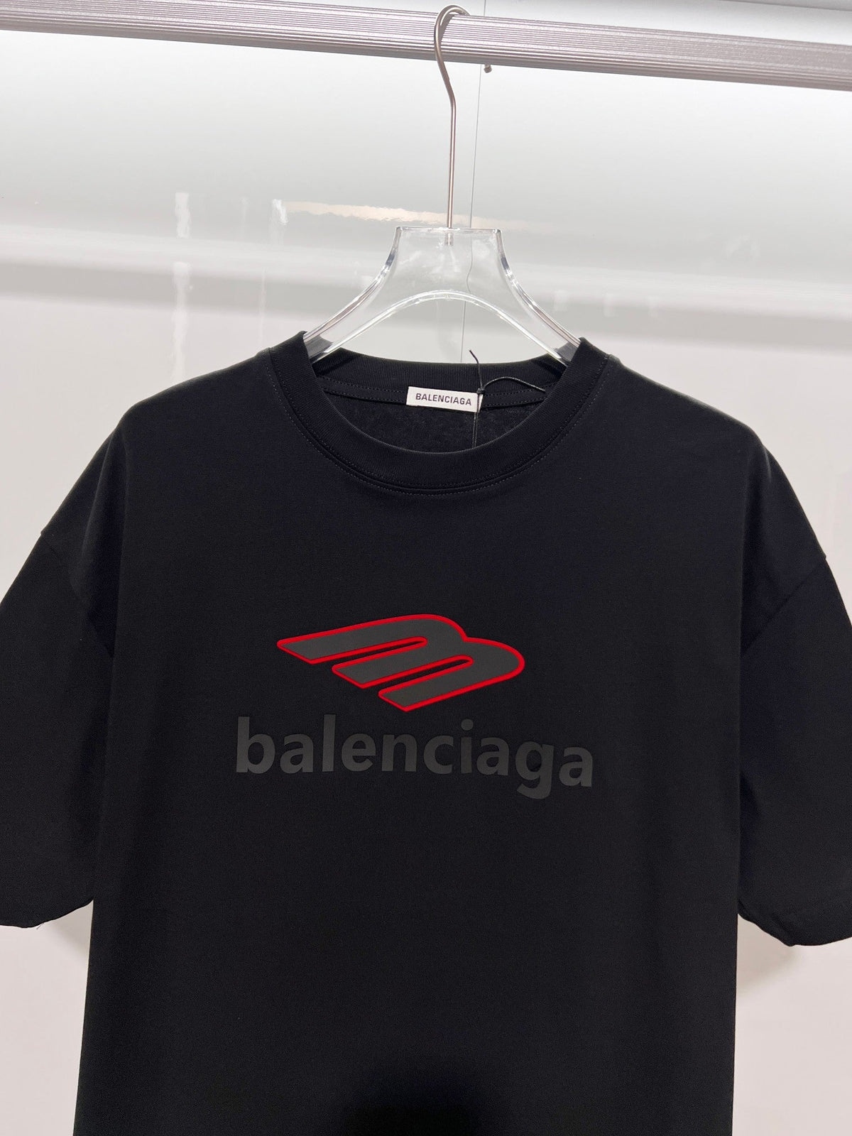 Color blocked M offset letter round neck T-shirt