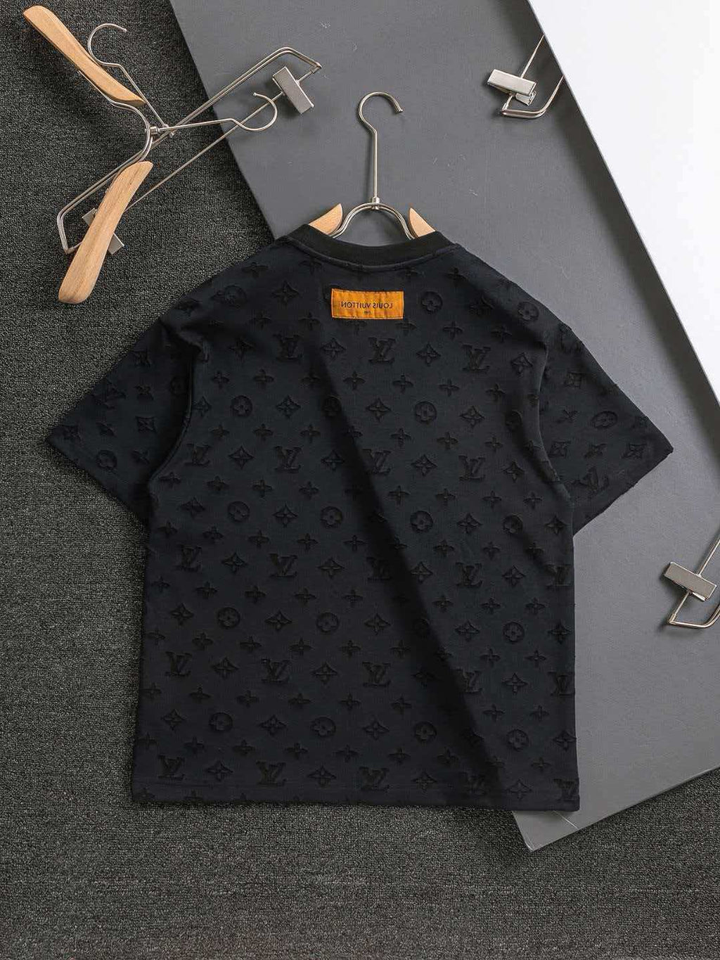 Full cut burnt letters short sleeved slightly wide
