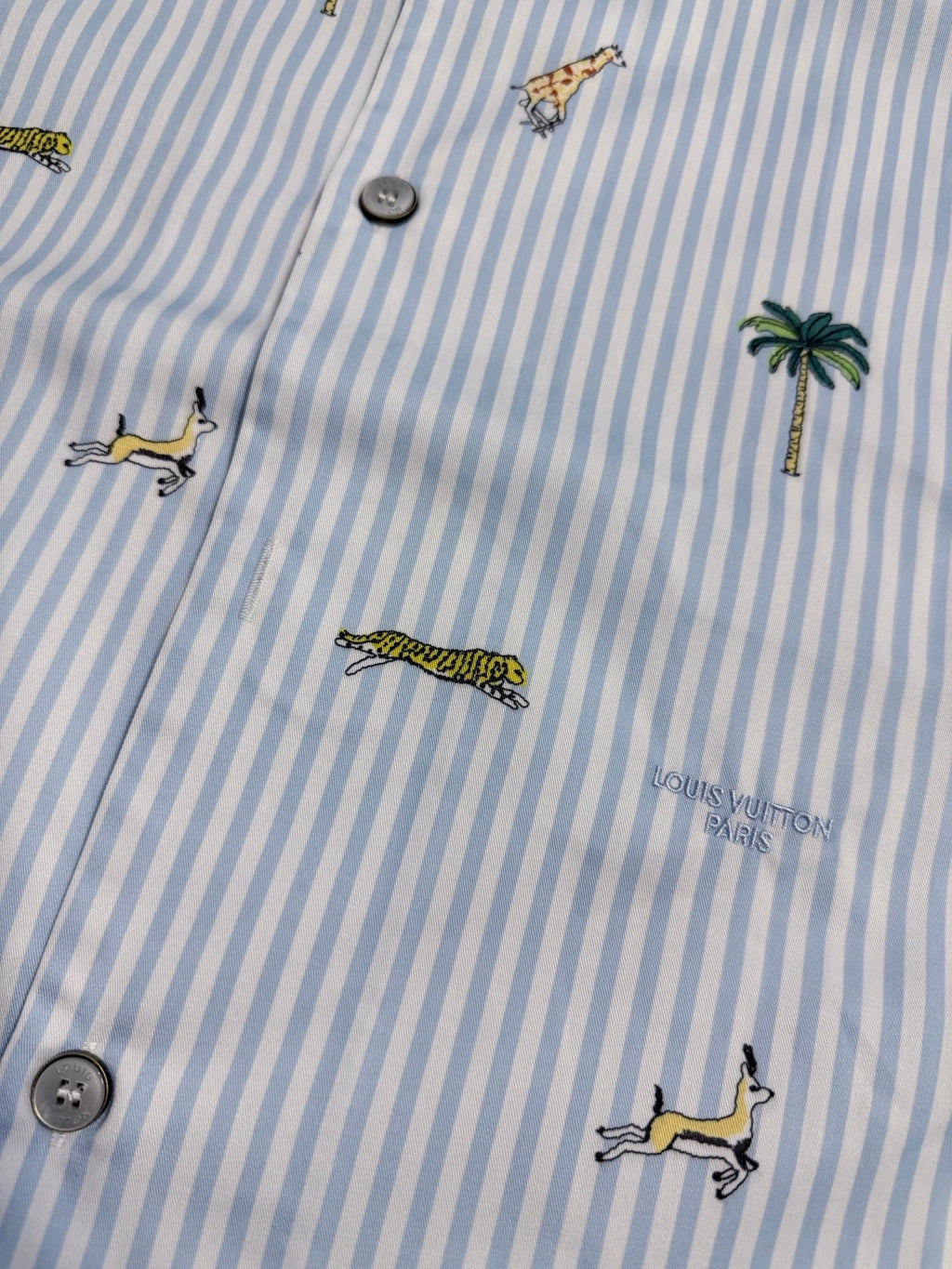 New striped short sleeved shirt decoration