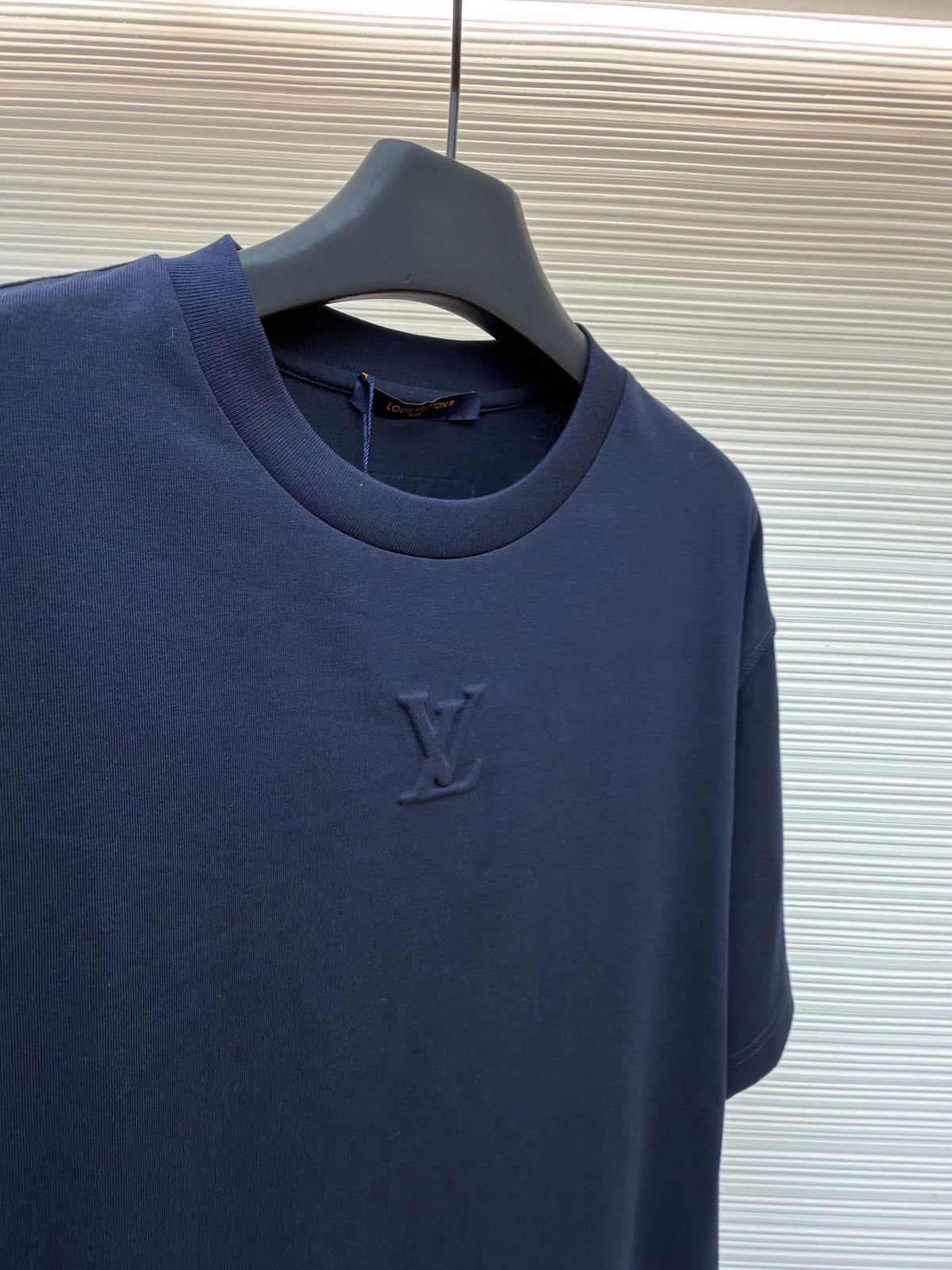 Embossed small label T-shirt