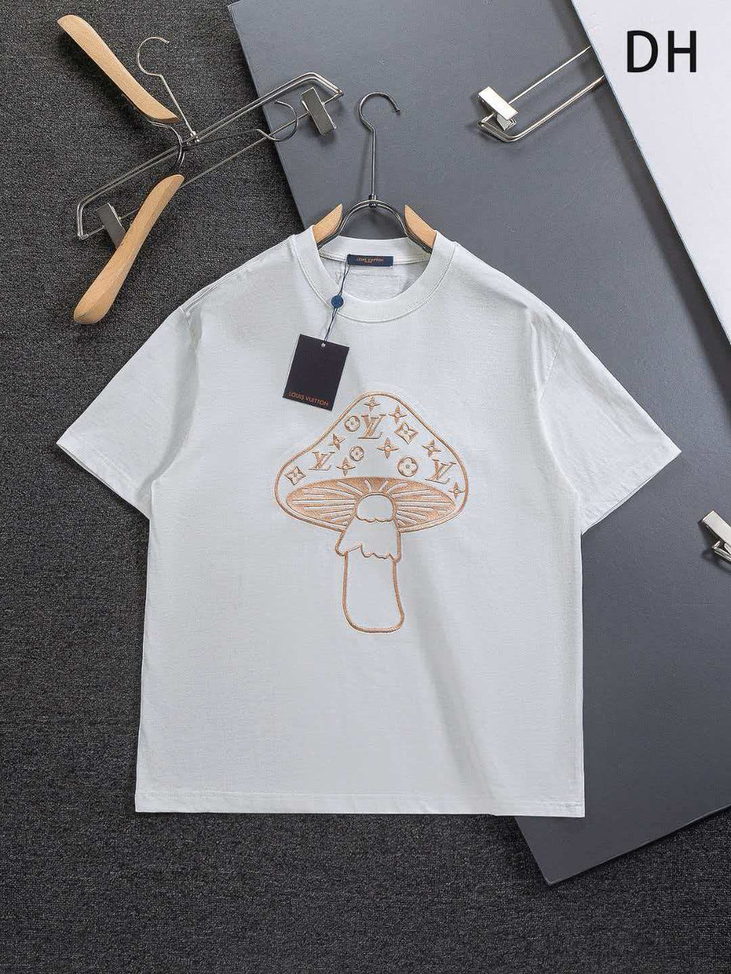 Mushroom on the chest 🍄 inlaid 🪡 Embroidered logo round neck short sleeved T-shirt