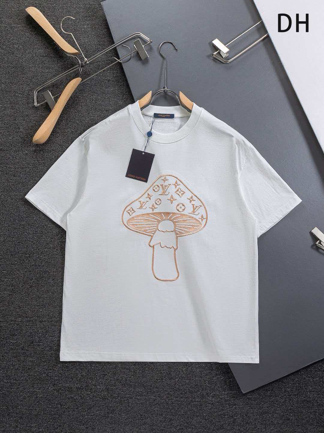 Mushroom on the chest 🍄 inlaid 🪡 Embroidered logo round neck short sleeved T-shirt