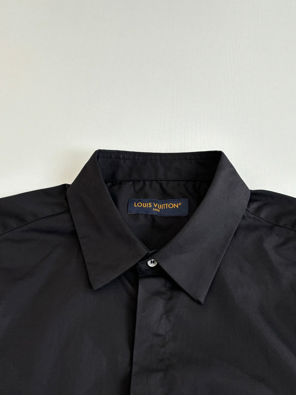 The embossed pocket lapel short sleeved shirt