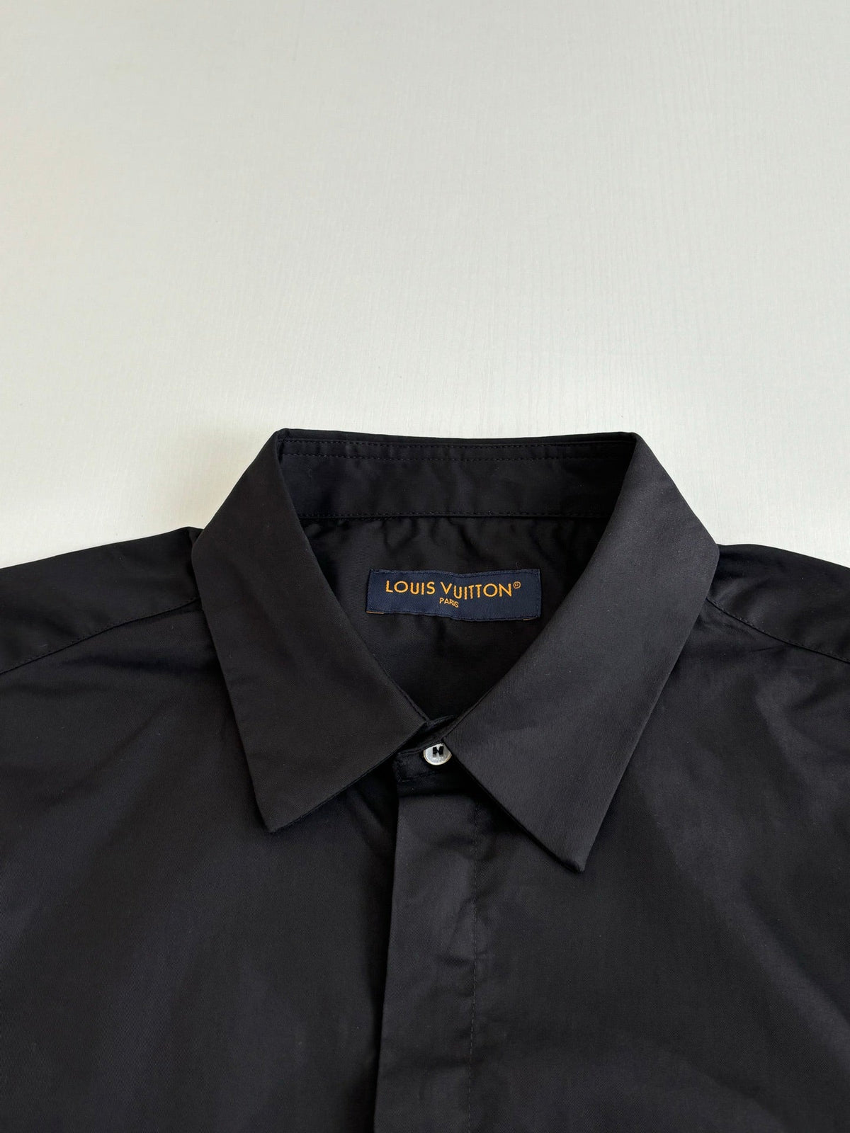 The embossed pocket lapel short sleeved shirt