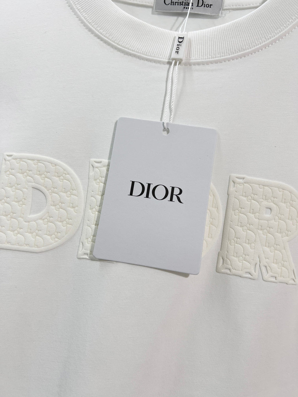 Solid color three-dimensional raised offset letter round neck T-shirt