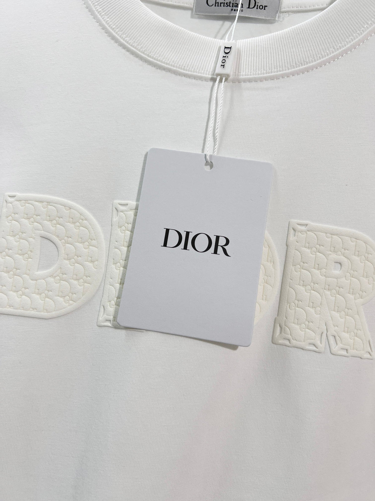 Solid color three-dimensional raised offset letter round neck T-shirt