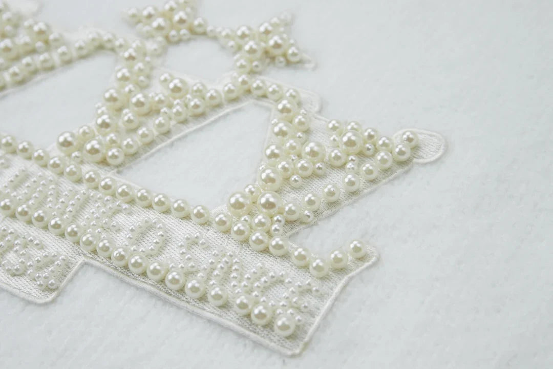 Embroidered pearl micro label round neck sweater