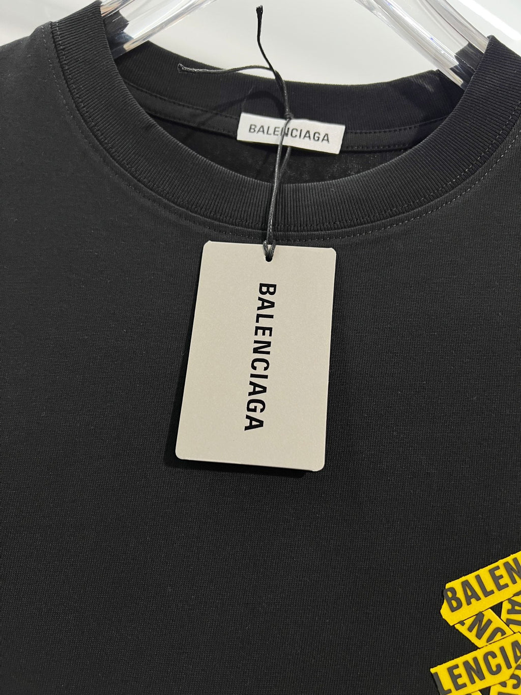 Chest patch splicing yellow adhesive tape offset letter round neck T-shirt