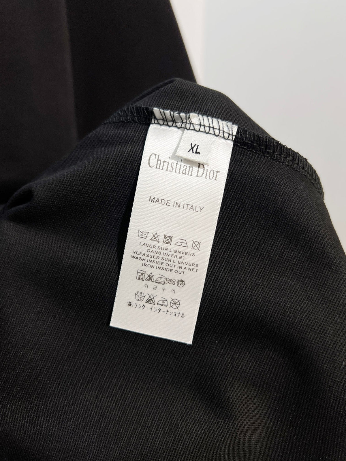 Minimally contrasting offset printed letter round neck T-shirt