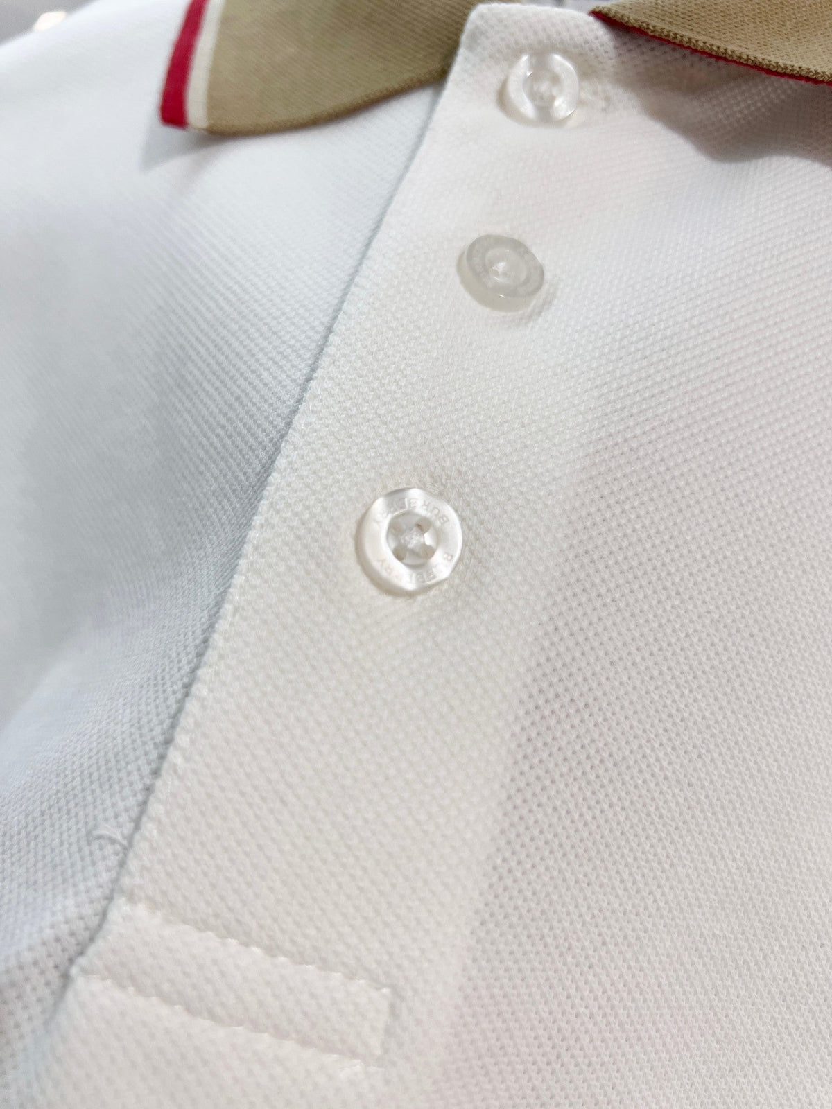 Color blocked flat machine collar with dark embroidery letters polo shirt